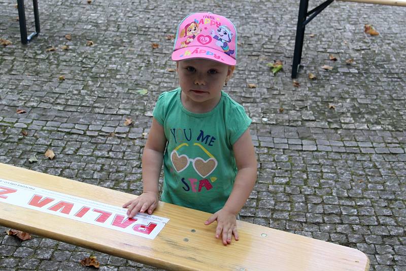 Duo Hmlisto strhlo publikum v ústeckém parku. Originální slovenský pár zaujal na ústeckém festivalu Malý Hamburk.