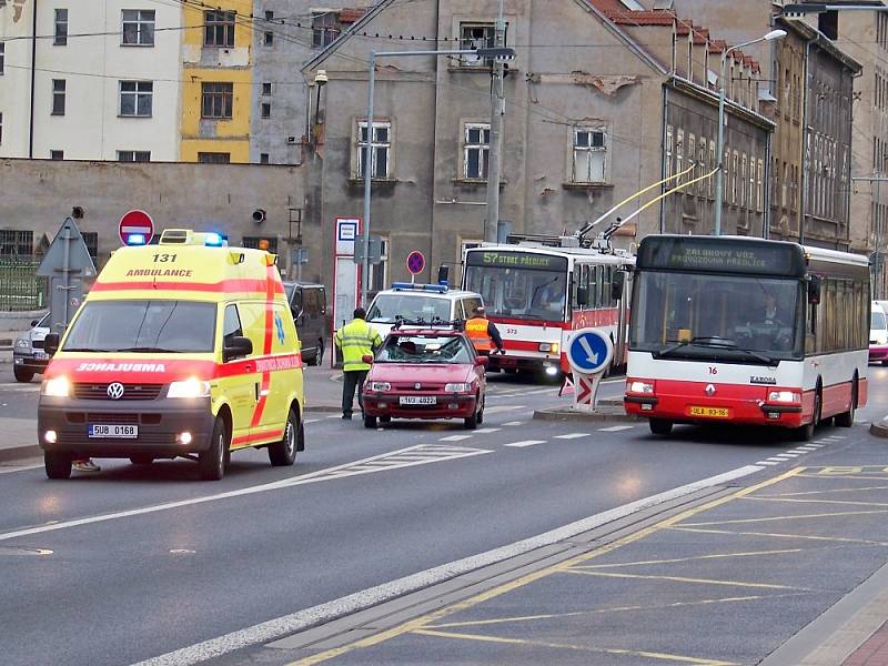 Srážka osobního auta s cyklistou byla příčinou pátečního omezení dopravy v Tovární ulici u zastávky Západní nádraží.