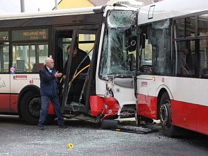 Autobus se v Předlicích srazil s trolejbusem.