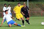 Fotbalisté Střekova (ve žlutém) doma prohráli s Lovosicemi, které míří za postupem do krajského přeboru, 3:6.