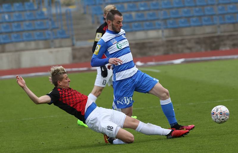 Ústečtí fotbalisté (modro-bílí) doma porazili Prostějov 3:0.