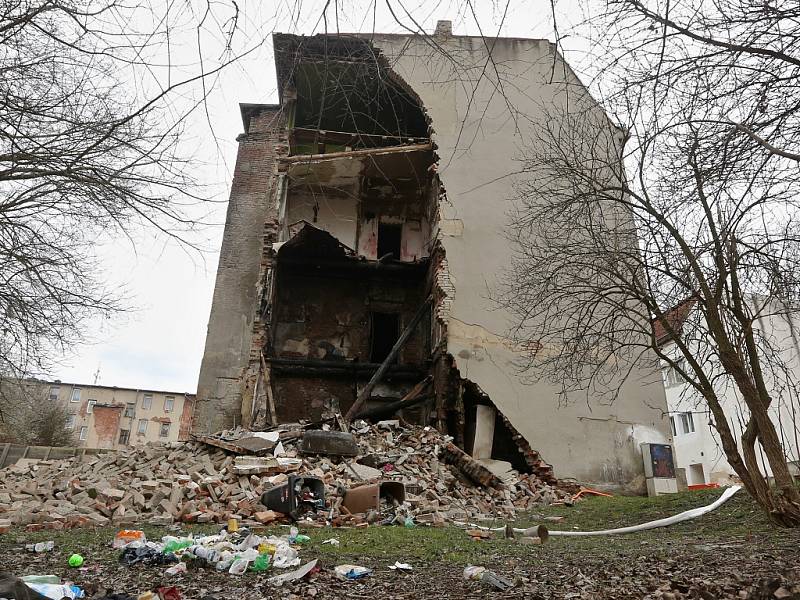 V ústeckých Předlicích se zřítila část vybydleného domu