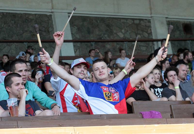 Fanoušci sledují v ústeckém letním kině čtvrtfinálové utkání české hokejové reprezentace 