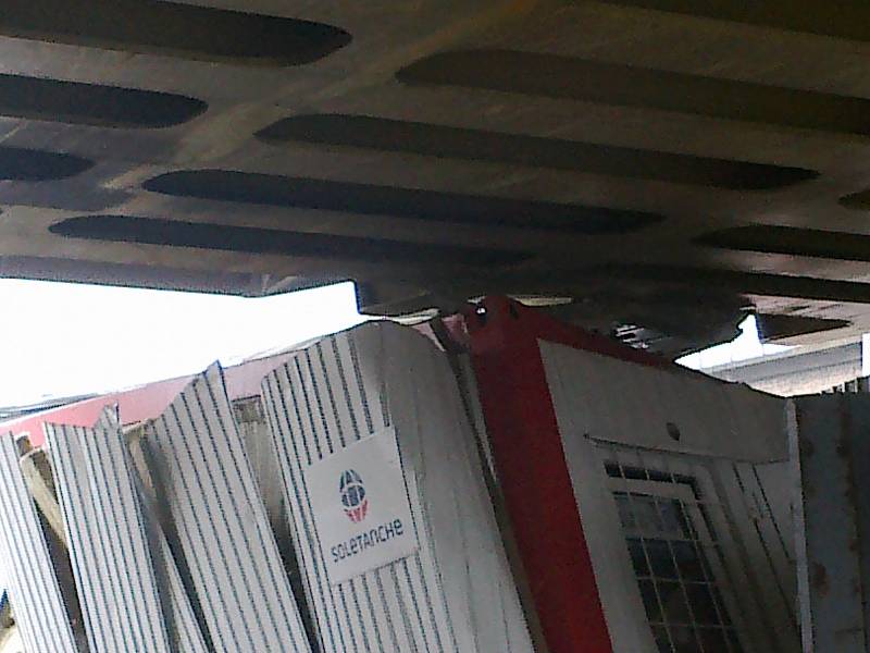 Kamion se zasekl pod viaduktem.