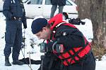 Policisté z Poříčního oddělení ústecké policie včera dopoledne měřili sílu ledu na Zámeckém rybníku u Chlumce na Ústecku.