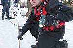 Policisté z Poříčního oddělení ústecké policie včera dopoledne měřili sílu ledu na Zámeckém rybníku u Chlumce na Ústecku.