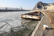 Lodní dopravu na Labi komplikuje led. Vyjet musel remorkér, aby led prorážel a zabránil tak poškození ukotvených lodí.