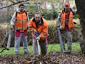 Úklid listí a spadaných větví provádí v městských obvodech „vysoutěžené“ firmy i pracovníci na veřejně prospěšné práce.
