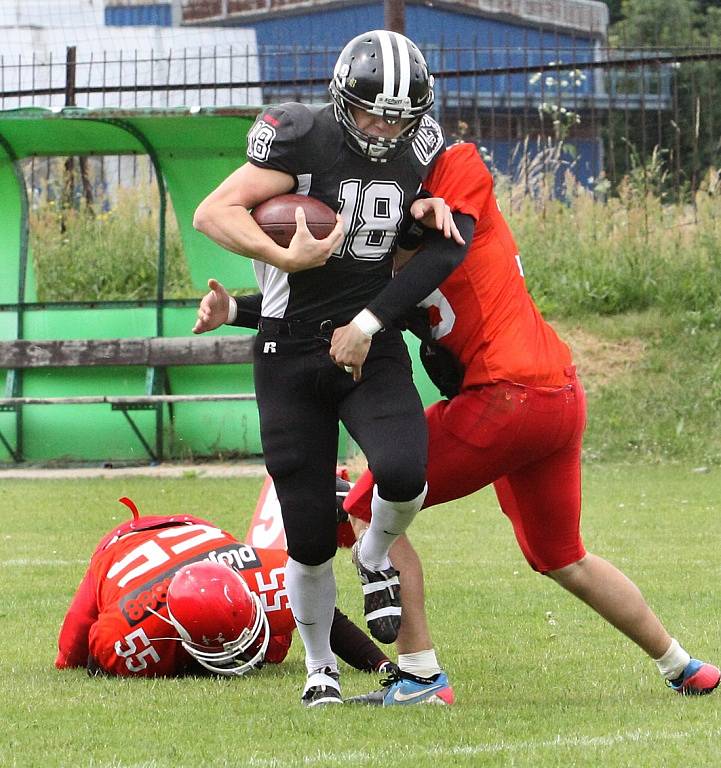 Američtí fotbalisté SC Blades Ústí (černí) doma porazili Hellboys České Budějovice 34:11.