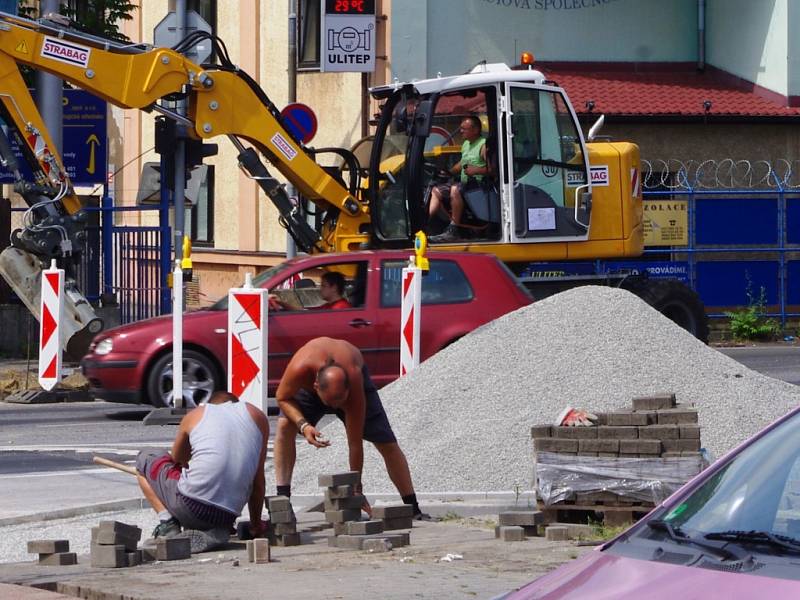 Stavba trolejbusového obratiště.