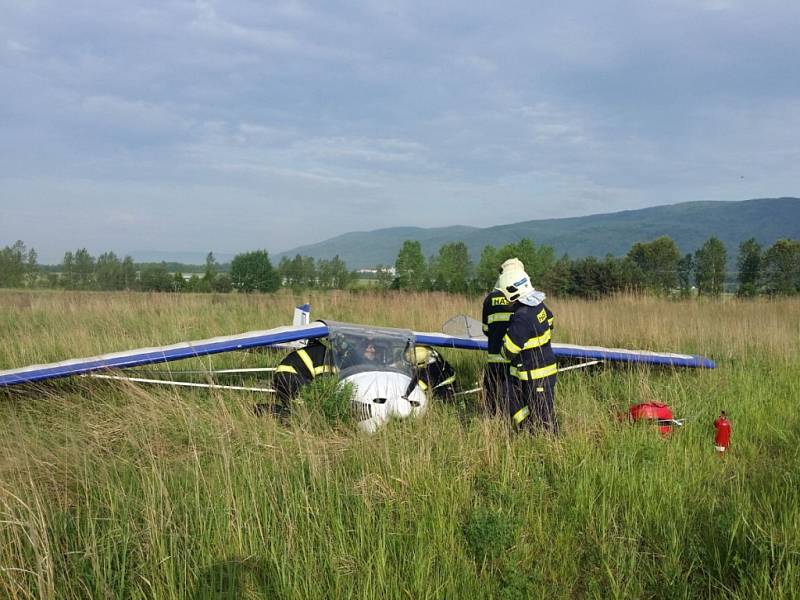 Tři hasičské jednotky zasahovaly při nehodě ultralightu.