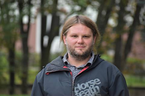 Tomáš Balek v parčíku za cukrárnou Barborka v centru Ústí, kde poznal pohřešovanou.