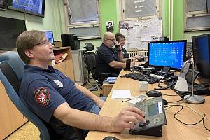 Z operačního střediska ústecké městské policie. Tyto snímky brzy budou historie, jelikož se středisko bude stěhovat do ulice Na Nivách do větších a mnohem modernějších prostor