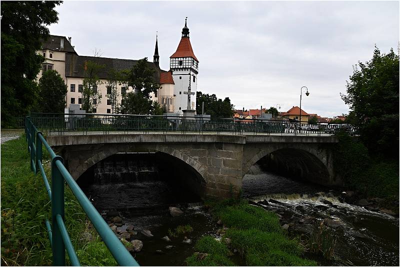 Senioři z Trmic a Ústí vyrazili poznávat krásy jižních Čech. Podívejte se, kde byli. Bydleli v Sezimově Ústí a navštívili například poutní místo Klokoty, zámek Konopiště, Hluboká nebo obec Holašovice.