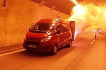 Silničáři v noci simulovali požár v tunelech na D8, testovali zabezpečení