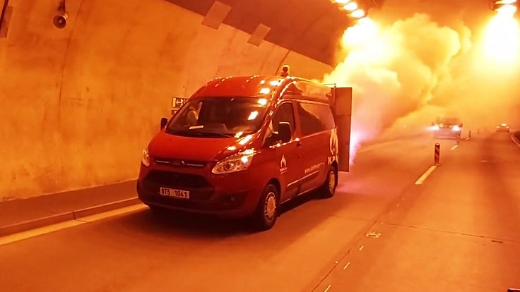 Silničáři v noci simulovali požár v tunelech na D8, testovali zabezpečení