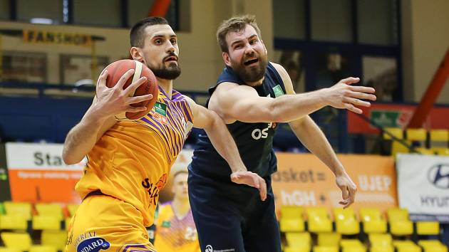 Sluneta Ústí - Ostrava. Nadstavba KNBL 2020/2021. Gligorije Rakočevič a Filip Šmíd z Ostravy