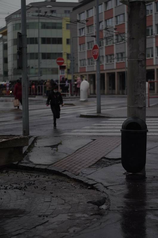 Unikátní plastika Karla Kronycha nazvaná Labe pomalu chátrá.