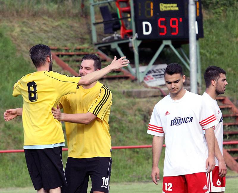 Fotbalisté Střekova (žlutí) doma porazili Neštěmice 2:1.