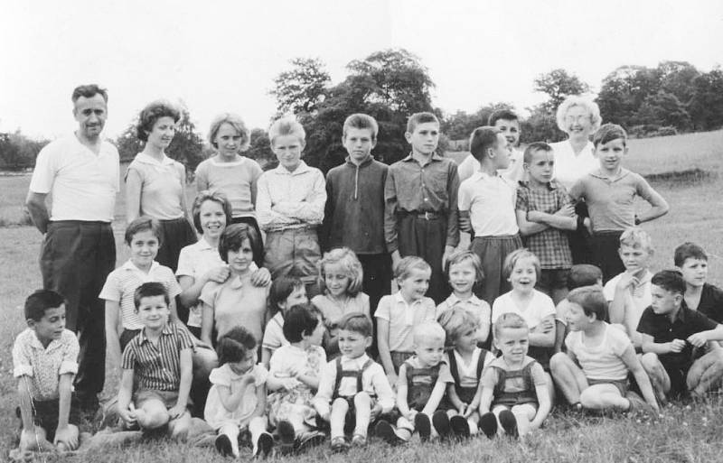 Dětský den v Hostovicích na Ústecku v roce 1963. 