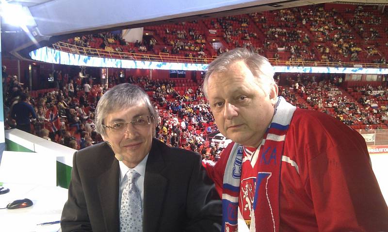 Hokejový Fantomas Vasil Simkovič s legendárním komentátorem Petrem Vichnarem.