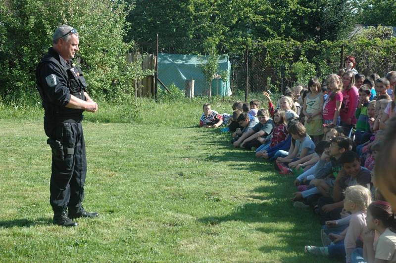 Ústečtí policisté při ukázkách v ZŠ Chabařovice.