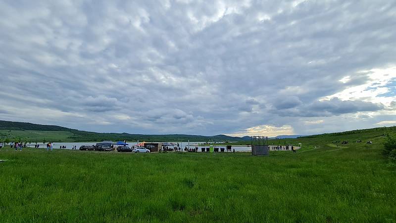 Na víkendovou akci u jezera Milada přišlo víc lidí, než povolují protiepidemická opatření. Zasahovala policie a pořadatel akci nakonec zrušil.
