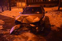 Sobotní nehoda automobilu na zastávce Bukov - Rondel.