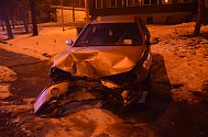 Sobotní nehoda automobilu na zastávce Bukov - Rondel.