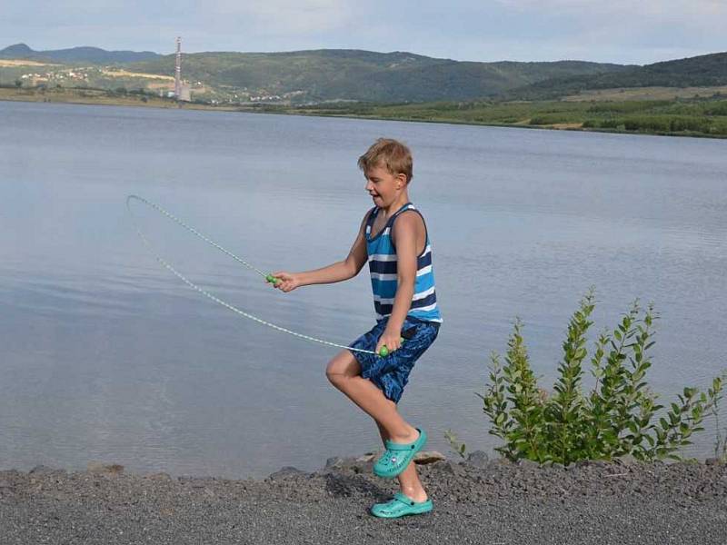 Jezero Milada láká cyklisty i turisty.