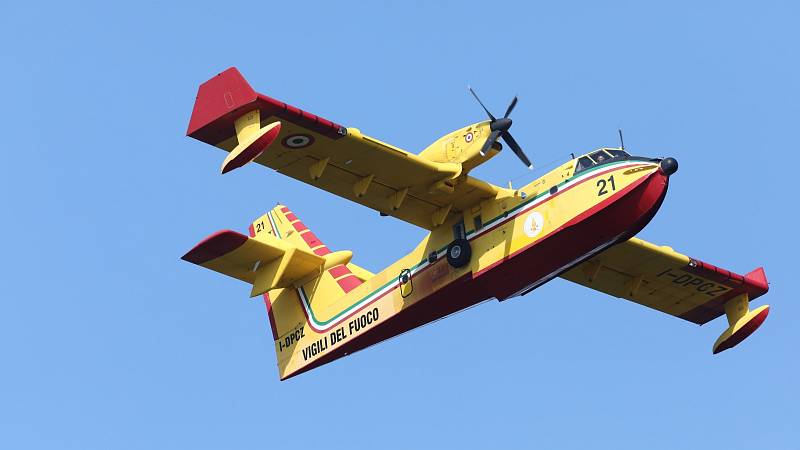 Speciální hasičská letadla Canadair CL-415 nabírají vodu z jezera Milada