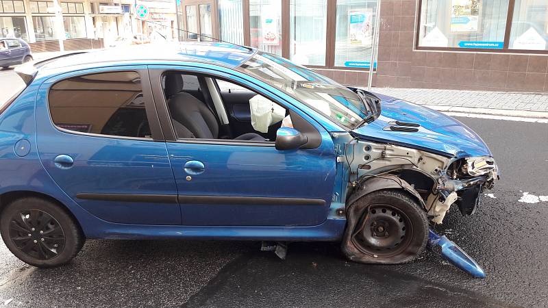 Auto narazilo do zábradlí přímo před redakcí Ústeckého deníku