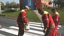 V rámci bezpečnosti obyvatel Severní Terasy nechala obvodní radnice obnovit nástřiky zeber na přechodech pro chodce.