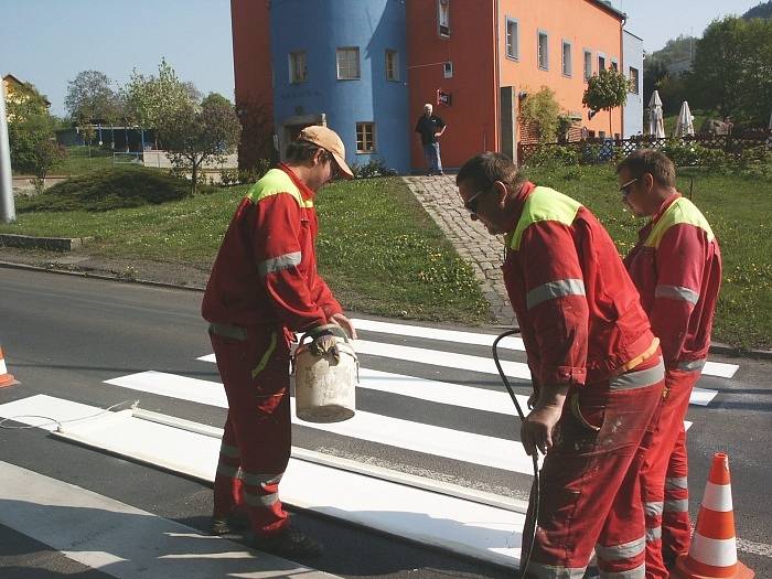 V rámci bezpečnosti obyvatel Severní Terasy nechala obvodní radnice obnovit nástřiky zeber na přechodech pro chodce.