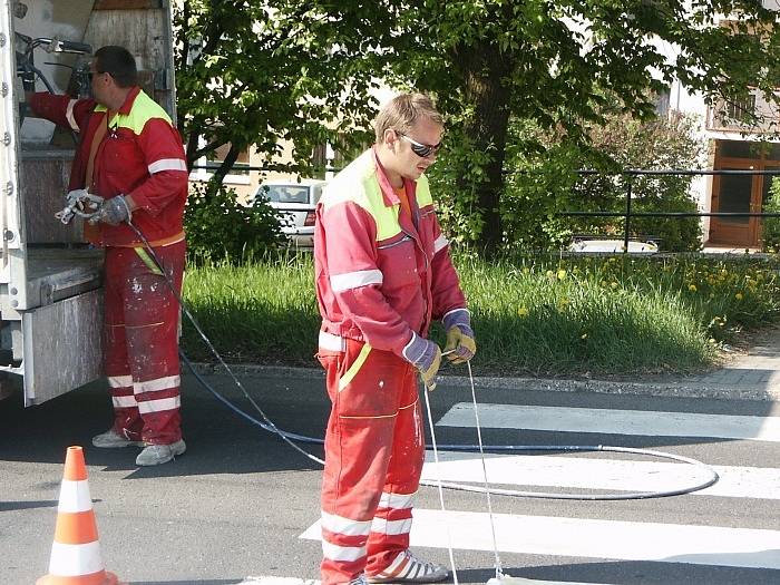 V rámci bezpečnosti obyvatel Severní Terasy nechala obvodní radnice obnovit nástřiky zeber na přechodech pro chodce.