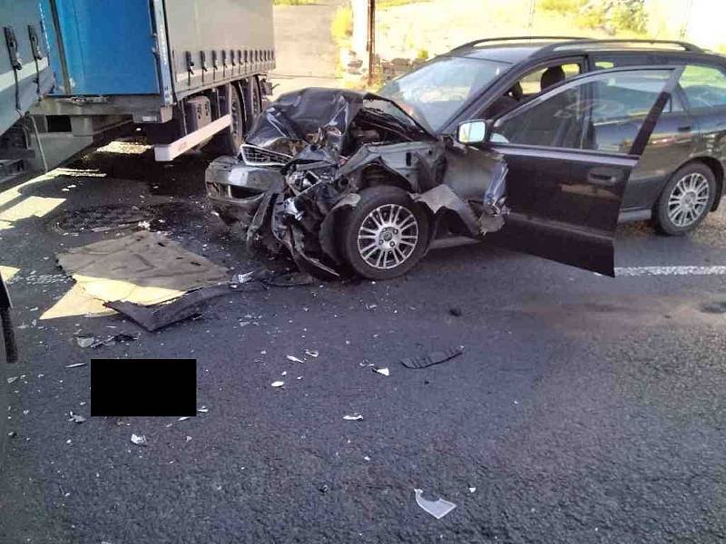 Dopravní nehoda osobního a nákladního auta v Žižkově ulici v Ústí nad Labem. Červen 2022.