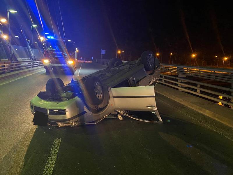 Vážná dopravní nehoda na Mariánském mostě v Ústí. Březen 2022.
