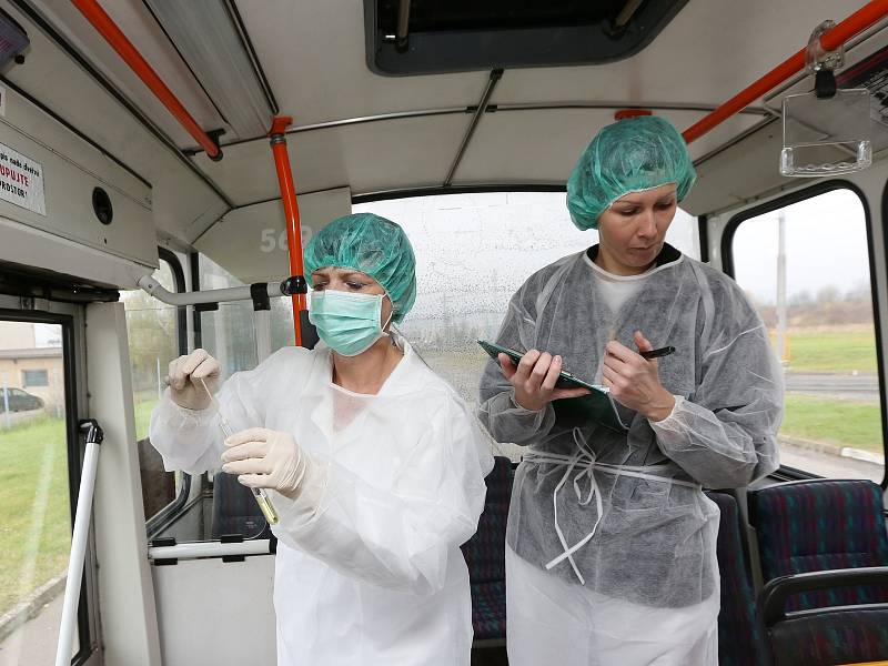 Pracovníci Krajské hygienické stanice odebírají stěry v interiérech trolejbusů a zkomají je na přítomnost viru žloutenky.