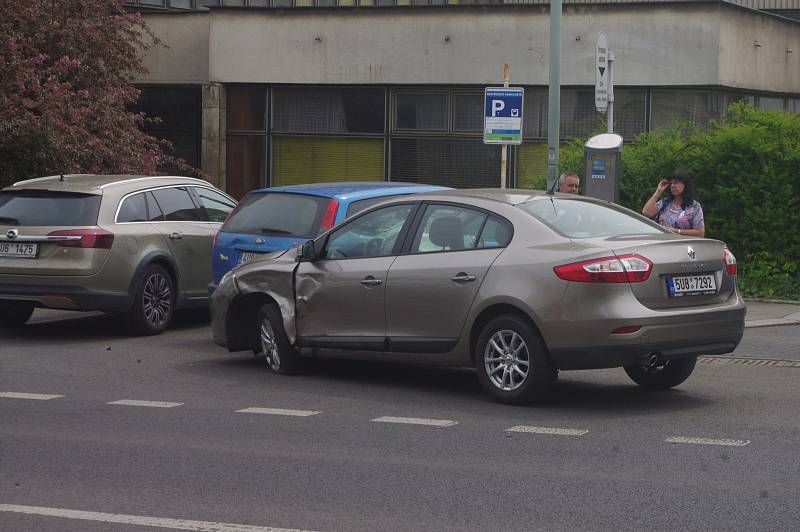 PO NEHODĚ. Nehoda dvou osobních aut zkomplikovala dopravu před kulturním domem ve Velké Hradební ulici v centru Ústí.