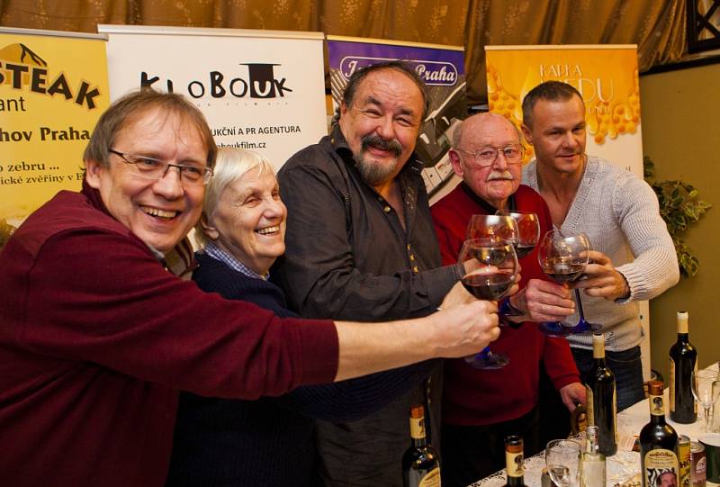 Komik Josef Alois Náhlovský v restauraci na pražském Smíchově křtil víno odrůdy André se svojí etiketou.