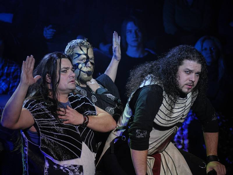 Josef Šutara z Ústí jako dávný řecký vládce v prosinci 2012 v Praze v nadšeně přijaté koncertní premiéře metalové opery „7 proti Thébám“.