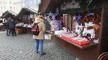 Nazdobené stánky s vonícím svařákem, jmelím a vánočními dekoracemi prokládá pestrá nabídka levného oblečení, hraček a kosmetiky. Skladba zboží, byť se oproti minulosti zlepšila, stále vyvolává u Ústečanů diskuse. 