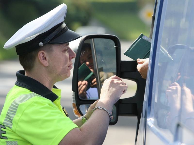 Řidiči dostali usměvavá sluníčka od dětí. Kdo spáchal prohřešek, na toho čekal ošklivý mrak.