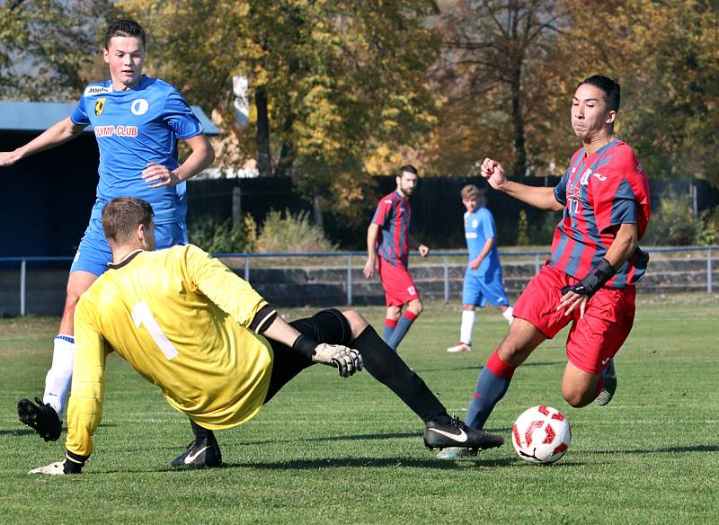 Fotbalisté Chabařovic (v červenofialovém) smetli v 8. kole I. B třídy Dubí 6:0. Foto: Deník/Rudolf Hoffmann