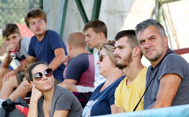 Fotbalisté Velkého Března (bíločerní) po vyrovnaném průběhu porazili Přestanov (fialovo-bílí) 3:2.