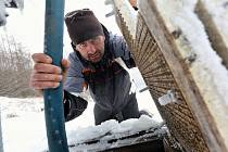 Lyžařský vlek na Malečově čeká na pořádnou zimu a přírodní sníh. Zatím se majitelé snaží uměle zasněžovat.