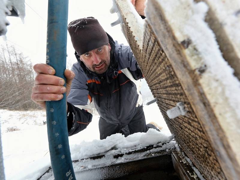 Lyžařský vlek na Malečově čeká na pořádnou zimu a přírodní sníh. Zatím se majitelé snaží uměle zasněžovat.