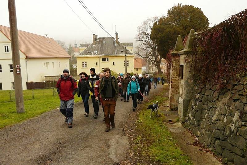 Výstup na zeleně značenou stezku ze Zubrnic, listopad 2014. V popředí Petr Sedlák a Petr Karlíček