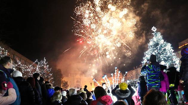 FOTO: Lidické náměstí rozsvítil vánoční strom. Zazpíval i Dan Hůlka -  Ústecký deník