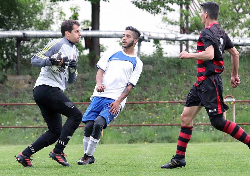 I.B třida. Trmičtí (bílomodří) do poločasu statečně vzdorovali, pak je soupeři z Unionu Děčín (červenočerní) zdeptali jedenácti góly.